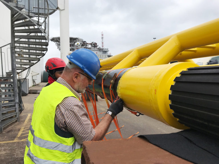 Anbringung von Protektoren an Offshore-Anlagen